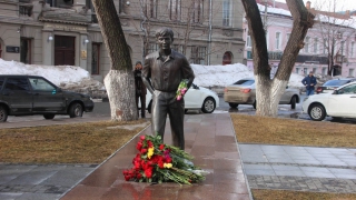 Годовщина смерти Табакова. Саратовцы пришли с цветами к памятнику