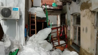 В Саратове работники УК из-за «занятости» не стали восстанавливать разрушенную льдом лестницу дома
