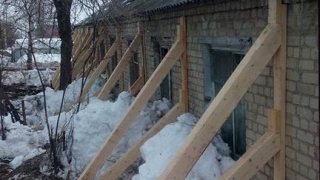 Жителям Тепличного «отремонтировали» аварийный дом деревянными подпорками за 1,5 миллиона