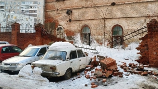 В центре Саратова забор исторического здания рухнул на припаркованный автомобиль