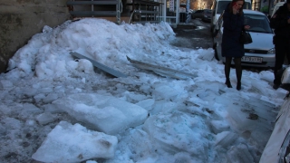 В Волжском районе 2 человека пострадали при падении льда с крыши