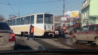 На Танкистов трамвай сошел с рельсов и протаранил автомобили На Танкистов трамвай сошел с рельсов и протаранил автомобили