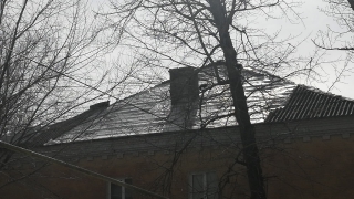 Дом с рухнувшей крышей третью неделю прикрыт целлофаном