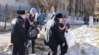 В Саратове полиция задержала голодающих пикетчиков во время совещания министра здравоохранения РФ