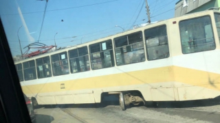 В Саратове трамвай в третий раз слетел с рельсов в одном и том же месте