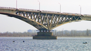 На мосту Саратов-Энгельс спасли девушку от необдуманного поступка