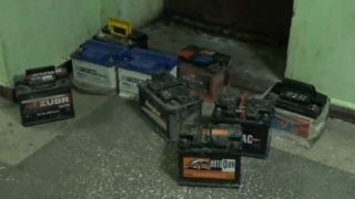 В Саратове три товарища похитили 17 аккумуляторов из автомобилей