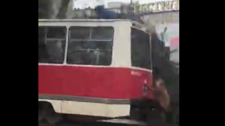 В Саратове подростки катались на крыше трамвая 