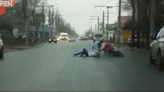 В Энгельсе девушки устроили драку на проезжей части. Видео В Энгельсе девушки устроили драку на проезжей части. Видео