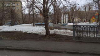 Мэрия Саратова не связывалась с общественниками по поводу восстановления забора в сквере Первой учительницы