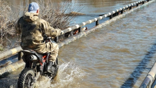 В Аткарском районе река Медведица затопила мост