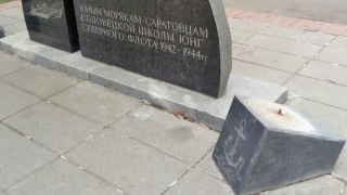 Полиция начала проверку из-за исчезновения бескозырки с памятника в Липках
