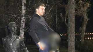 Полицейские составили на саратовца протокол за непристойную фотосессию с памятником «Одноклассники»