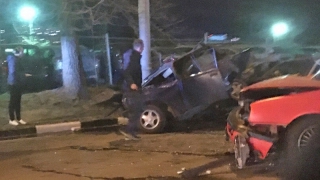 На Шехурдина «ВАЗ» протаранил 2 иномарки и стал грудой металла На Шехурдина «ВАЗ» протаранил 2 иномарки и стал грудой металла