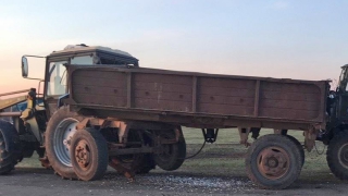 Под Марксом шофер грузовика и его пассажир пострадали в ДТП с трактором Под Марксом шофер грузовика и его пассажир пострадали в ДТП с трактором