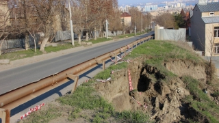 Для ликвидации оползня на Новоузенскую привезли 3000 кубометров земли