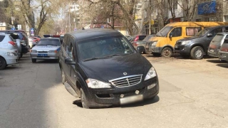 На улице Пугачева в районе Сенного рынка внедорожник провалился в яму