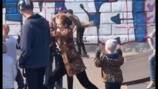 В Саратове неадекватная женщина напала со скейтом на мальчика. Видео