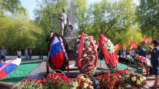 Саратовцы возложили цветы к монументу Воину-освободителю на Воскресенском кладбище