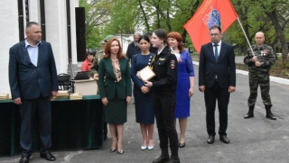 Юлия Литневская вручила иконы лучшим воспитанникам кадетских школ Юлия Литневская вручила иконы лучшим воспитанникам кадетских школ