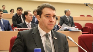 Коммунист Анидалов устроил скандал на заседании думы из-за изменения структуры правительства