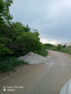 Неизвестные вылили на дорогу цемент возле пруда Семхоз Неизвестные вылили на дорогу цемент возле пруда Семхоз