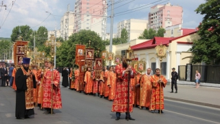 Саратовцы прошли Крестным ходом по главной улице города