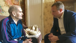 Юрий Максимов поздравил 102-летнего ветерана с днем рождения