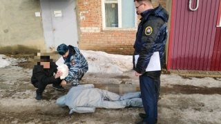 В Пугачеве 18-летнего юношу посадили за убийство приятеля глыбой льда
