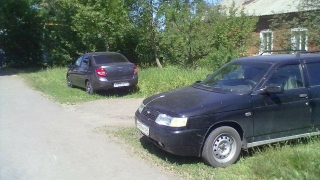 Автолюбители устроили стоянку на газоне в сквере Автолюбители устроили стоянку на газоне в сквере