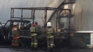 На Соколовой горе огонь повредил два автомобиля и ангар