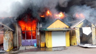 Сгоревшую ярмарку в Энгельсе тушили почти 3 часа