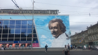 Художники до конца июня дорисуют огромный портрет Янковского в центре Саратова