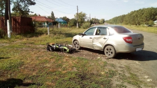 В Турках мотоциклист без прав и экипировки протаранил «Гранту»