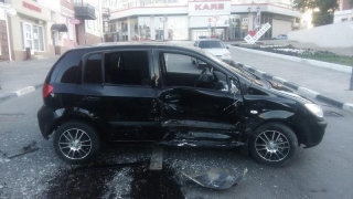 Ночная поездка девушки на «Хендэ» закончилась серьезным ДТП на Мичурина Ночная поездка девушки на «Хендэ» закончилась серьезным ДТП на Мичурина