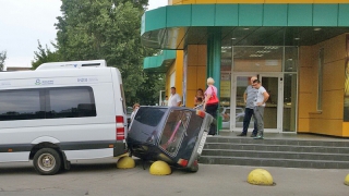 В Балакове «Ока» наехала на лестницу ТЦ и упала на бок В Балакове «Ока» наехала на лестницу ТЦ и упала на бок