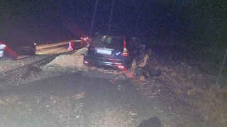 Под Пугачевом на ремонтируемой дороге «Хонда» протаранила кучу щебня Под Пугачевом на ремонтируемой дороге «Хонда» протаранила кучу щебня