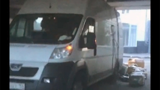 Микроавтобус с посылками на крыше врезался в мост на Рабочей Микроавтобус с посылками на крыше врезался в мост на Рабочей