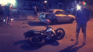 Мотоциклист получил переломы из-за опасного маневра водителя «Шевроле»
