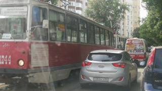 В центре Саратова из-за поломки трамвая образовались серьезные пробки В центре Саратова из-за поломки трамвая образовались серьезные пробки