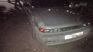 Иномарка сбила девушку и повалила забор. Полиция ищет сбежавшего шофера Иномарка сбила девушку и повалила забор. Полиция ищет сбежавшего шофера