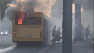 На проспекте 50 лет Октября люди спасались из загоревшегося автобуса. Видео