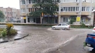Саратовцы сняли на видео затопленные после дождя дороги