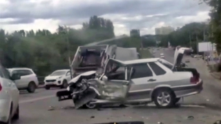 На Танкистов «ВАЗ» стал грудой металла после ДТП с «Нивой» На Танкистов «ВАЗ» стал грудой металла после ДТП с «Нивой»