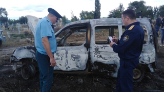 В Вольском районе на кладбище сгорел автомобиль вместе с человеком