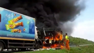 В Калининском районе грузовик полностью сгорел после ДТП