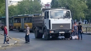 На проспекте Энтузиастов самосвал сбил на «зебре» пожилого мужчину На проспекте Энтузиастов самосвал сбил на «зебре» пожилого мужчину