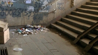 Прохожие пожаловались на тьму и мусор в подземном переходе на 2-й Дачной