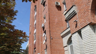 В доме на Челюскинцев образовалась четырехэтажная трещина В доме на Челюскинцев образовалась четырехэтажная трещина