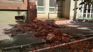 Фасад дома на Челюскинцев частично рухнул на тротуар Фасад дома на Челюскинцев частично рухнул на тротуар